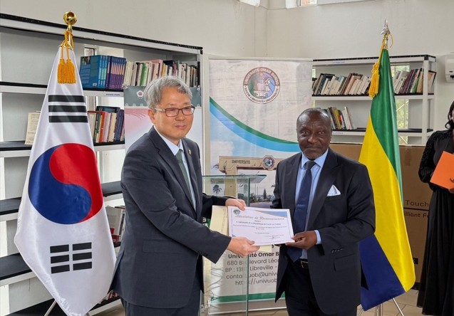 오마르봉고대학교 어학실습장비 기증식 및 ‘한국 알기 세미나’ 개최(4.22.)